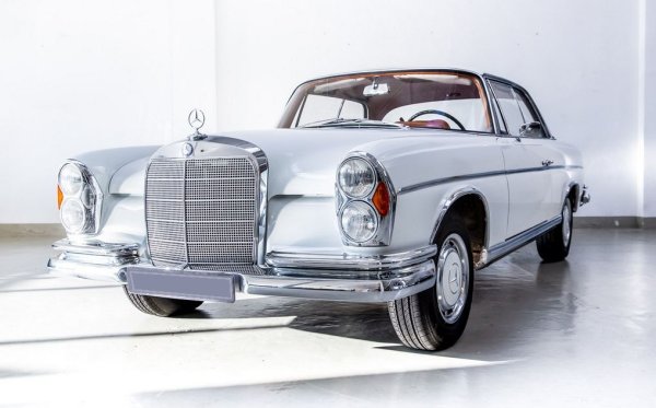 Mercedes-Benz W112 e луксозната и по-спортна версия на W111 Heckflosse, произвеждана от 1961 до 1967. Продавана с означение 300 SE, тя се предлага като седан, дълга база (300 SE Lang), купе и кабриолет. Елегантният, сдържан дизайн е една от най-добрите работи на легендарния Пол Брак. През първата половина на годината в България са регистрирани още две бройки. 